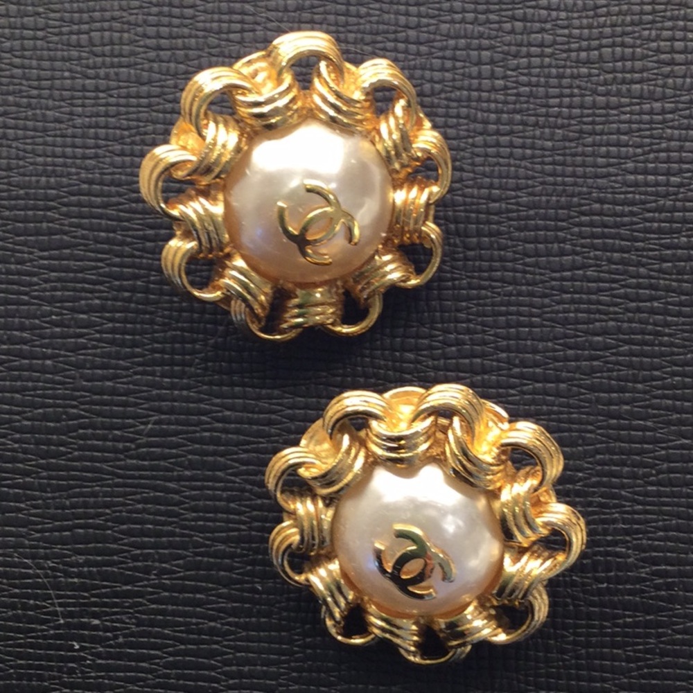 CHANEL 93A Vintage Pearl and Bijoux Chain Border Large Earrings